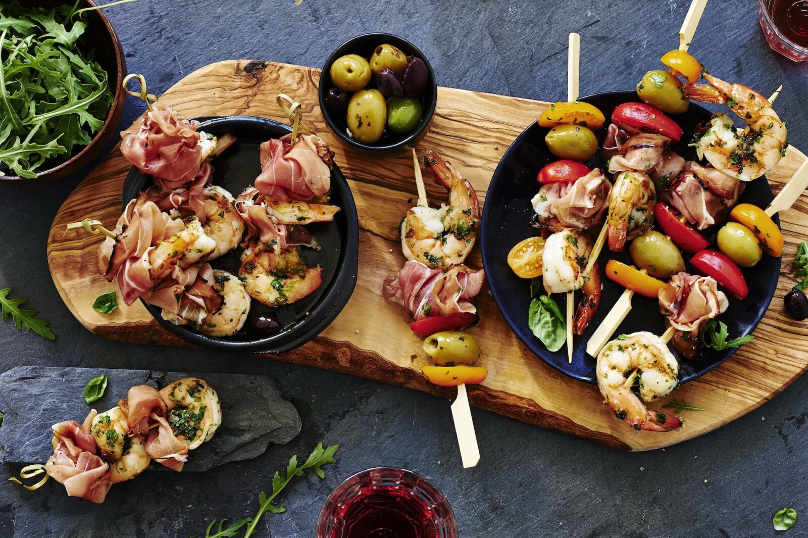 Tapas spiesjes met knoflookgarnalen en rauwe ham